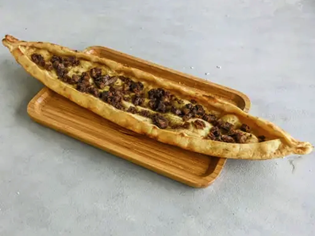 Kavurmalı Yumurtalı Pide