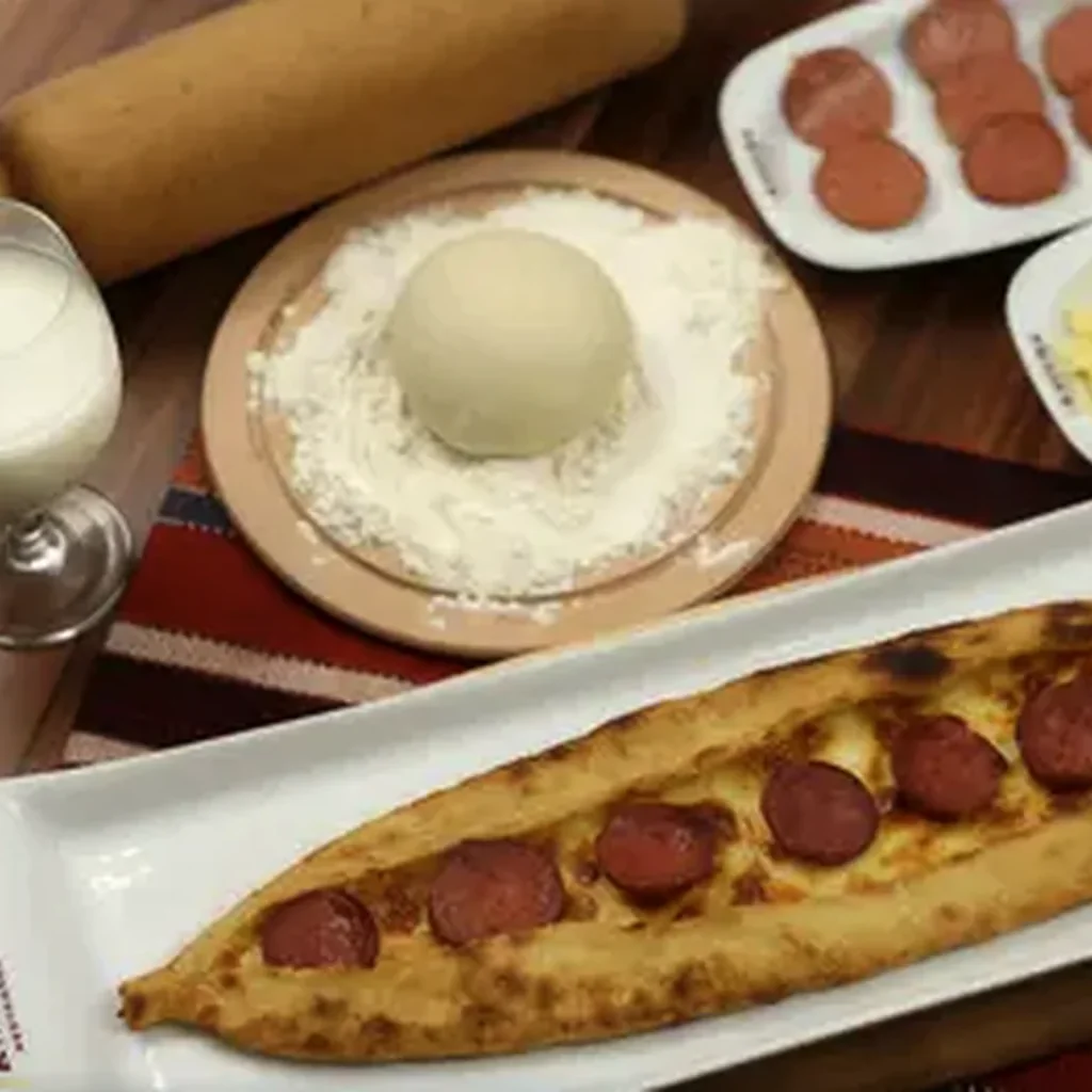 Kaşarlı Sucuklu Pide